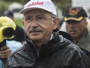 Kılıçdaroğlu, Adalet Yürüyüşü'nün 20'nci günde yağmurda yürüdü