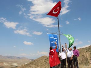 Erzurumlu şairden tarihi kaleye 3 bayrak