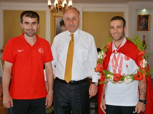 Vali Azizoğlu, Olimpiyat Şampiyonu Esenboğa'ya altın taktı