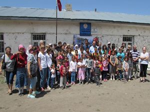 Narman'daki köy okullarında öğrenim gören öğrencilere yardım
