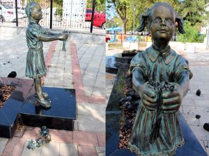 Atatürk'e çiçek veren kız heykeline çirkin saldırı!