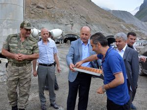 Vali, tünelde çalışan işçilere tatlı ikramında bulundu