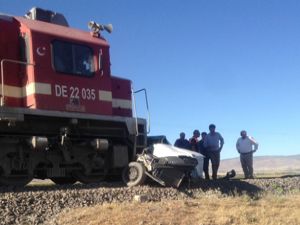 Otomobil trenin altında kaldı: 1 ölü 3 yaralı
