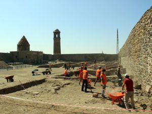 Tarihi Erzurum Kalesi'nde kazı çalışmaları sürüyor