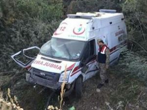 Ambulans şarampole devrildi: 3 yaralı