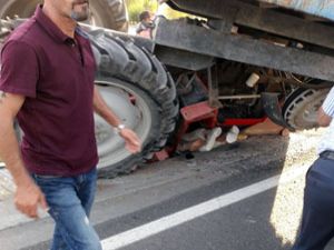 Devrilen traktörün altında kalan 3 kişi yaralandı
