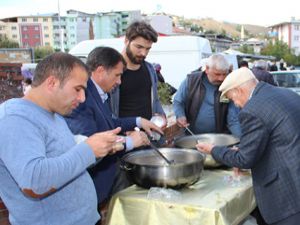 İşadamı Fuat Demir, 2 bin kişiye aşure ikram etti