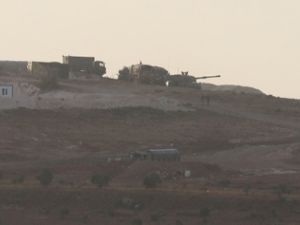 Suriye sınırına konuşlanan askeri araçlar hazır bekliyor