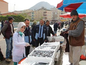 Veterinerden halk pazarında balık denetimi