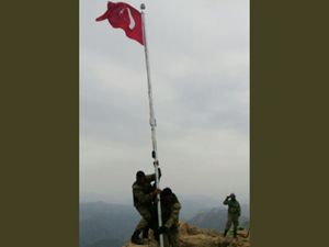 Mehmetçik Zap'ta Türk Bayrağı'nı dikti
