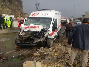 Erzurum'da ambulans traktörle çarpıştı: 7 yaralı
