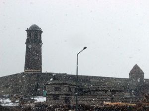 Erzurum'da lapa lapa kar yağışı