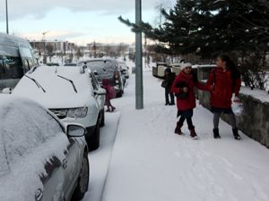 Erzurum'da kar yağışı çocukların eğlencesi oldu
