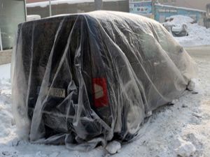 Erzurum'da araçlar soğuktan battaniye ile korunuyor