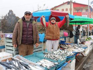 Halk Pazarında balık tezgahlarına ilgi yoğun