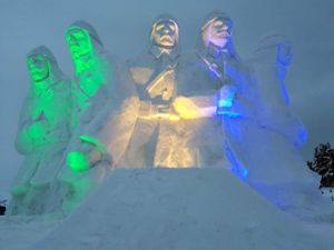 Sarıkamış'ta 90 bin şehidin anısına kardan heykeller yapıldı