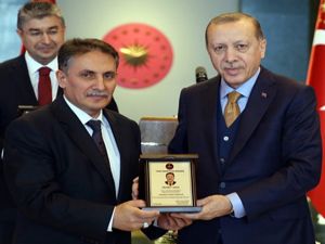 Yılın Kaymakamı Erzurumlu Kayhan ödülünü aldı