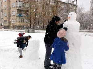 Erzurumlu babaların kardan adam mesaisi