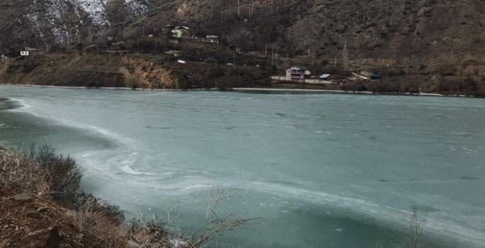 İspir'de Çoruh Nehri buz tuttu