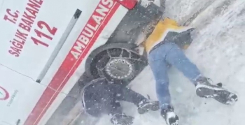 Ambulans fırtınada yolda kaldı