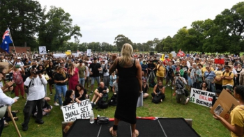 Avustralya'da aşı karşıtları sokaklara döküldü