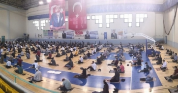 Cuma namazı spor salonlarında kılınacak