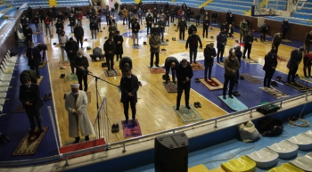Cuma namazı spor salonlarında kılındı