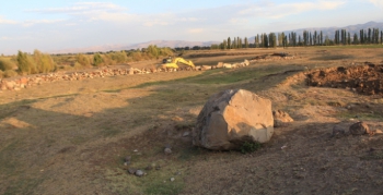 Defineciler iş makineleri ile kazdılar