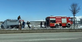 Erzurum'da kağıt yüklü kamyonet yandı