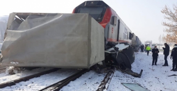 Erzurum'da tren kamyonete çarptı: 1 yaralı