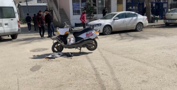 Horasan'da kamyonet kuryeye çarptı: 1 yaralı
