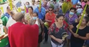 Katolik rahipten skandal istek: Maskeleri çıkarın