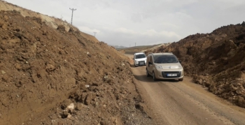 Kışın kar baharda heyelan kapatıyor