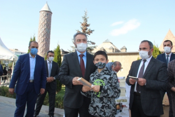 Maske kuralına uyan çocuklara hediye