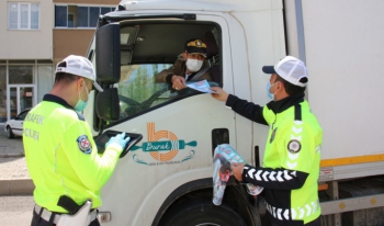 Oltu Bölge Trafik ekipleri sürücülere broşür dağıttı