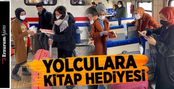 Tren garında kitap dağıttılar