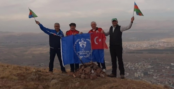 Zirveye Türkiye-Azerbaycan bayrağını astılar