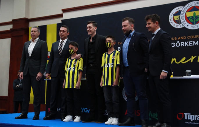 Mesut Özil Fenerbahçe'ye imzayı attı