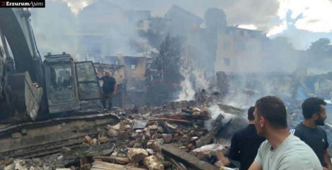 Pazaryolu'nda korkutan yangın: 10 ev kullanılamaz hale geldi
