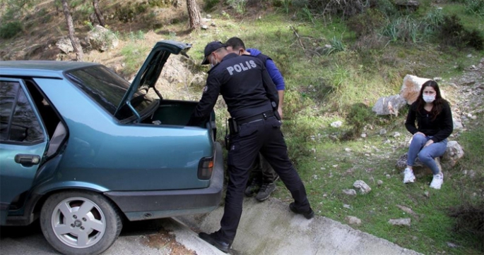 Polisi görünce, kız arkadaşını araçta bırakıp dağa kaçtı