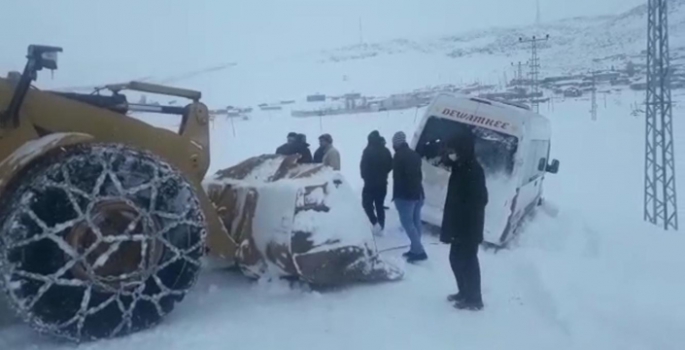 Şarampolden karla mücadele ekipleri kurtardı