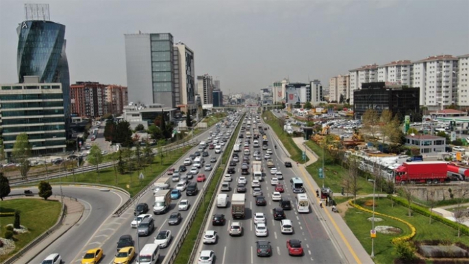 Tam kapanma öncesi trafik yoğunluğu!