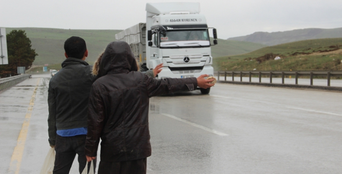 Yağmur altında ekmek parası mücadelesi