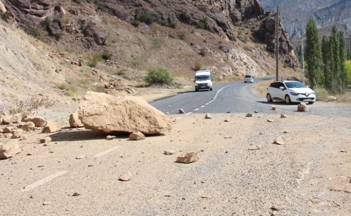 Yola düşen dev kayalar yolu kapattı