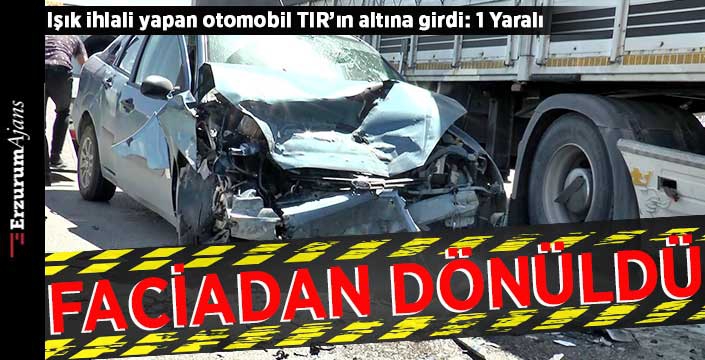 Işık ihlali yapan otomobil TIR'ın altına girdi